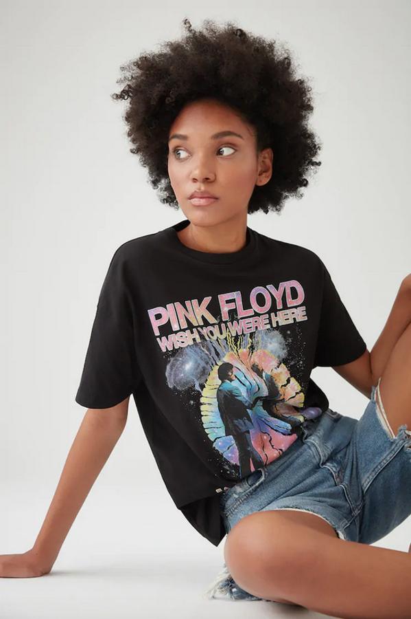 La mítica gira que la banda de David Gilmour realizó a mediados de los setenta es la protagonista de esta colorida camiseta de Pull&Bear con fondo negro y estampado posterior y frontal. Con un precio de 15,99 euros, está disponible entre las tallas XS y L.