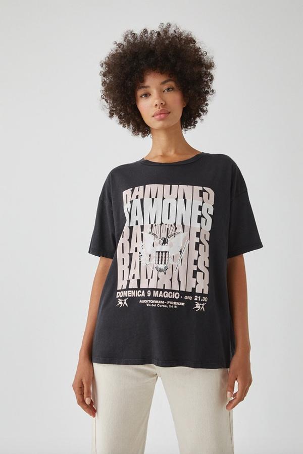 En Pull&Bear también han apostado por los Ramones con esta camiseta negra con estampación en blanco y crema sobre uno de los conciertos que la banda dio en Italia. Cuesta 15,99 euros y está disponible entre las tallas XS y XL.