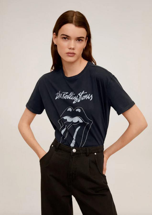 La banda de Mick Jagger no podía faltar en esta selección y una de las propuestas con las que llega es esta con estampado en gris claro en contraste sobre el fondo oscuro. Tiene un precio de 15,99 euros y está disponible en las tallas S, M y L.