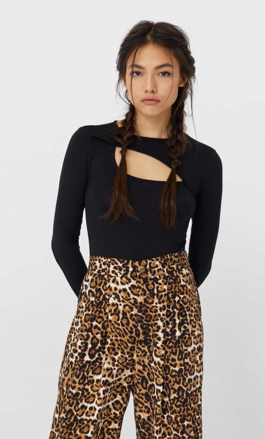 En Stradivarius también han llevado al cut out al body, y concretamente lo han puesto en el escote de este modelo ajustado en mezcla de poliamida, con cuello redondo y manga larga. Cuesta 15,99 euros y está disponible entre las tallas XS y XL.