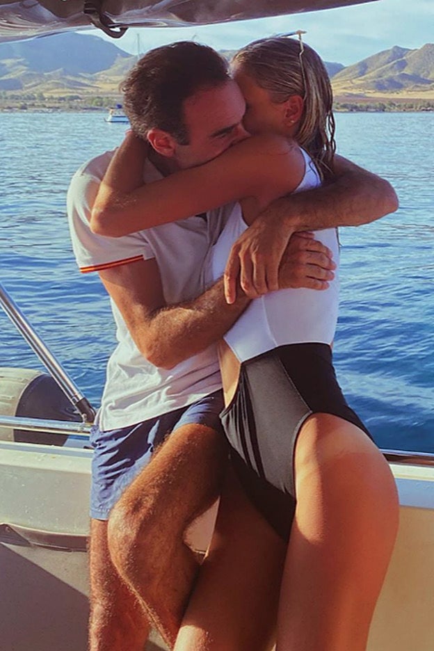 Una escena tórrida en yate de Enrique Ponce y Ana Soria. Aunque parece un día romántico, pasan las vacaciones con la familia de ella.