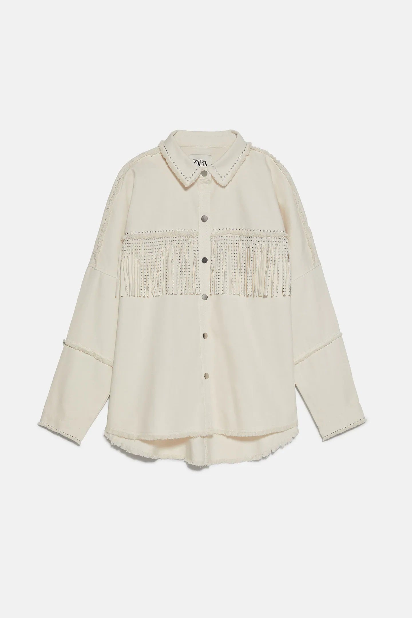 Un must para estrenar en las noches de verano menos calurosas y para sacar partido en el entretiempo: sobrecamisa de flecos y tachas de los Special Prices de Zara. Antes: 39,95 euros. Ahora: 19,99 euros. No dejes que se agote...