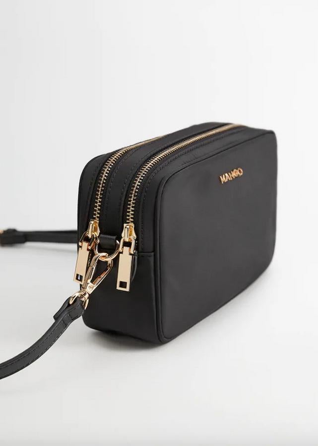 Cierre de cremallera doble para este bolso cruzado de Mango confeccionado en nylon de diseño pequeño y asa larga fina ajustable. Con detalles dorados en el cuerpo y el asa, cuesta 15,99 euros.