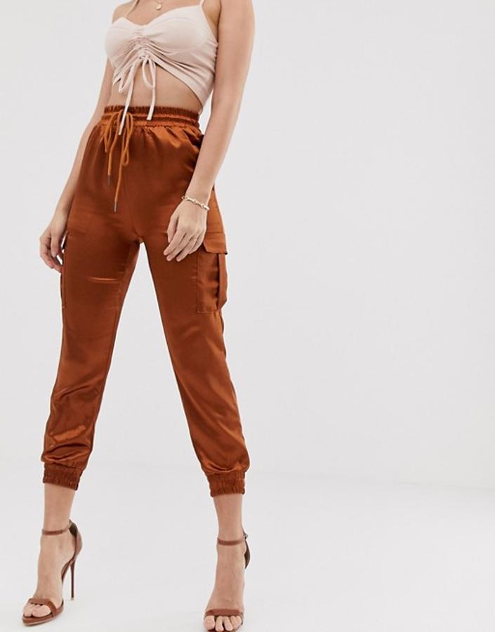 De corte slim y puños elásticos, estos pantalones en color tostado, de cintura con cordón ajustable, son de Katchme y podemos encontrarlos en Asos rebajados. Costaban 49,99 euros y ahora podemos encontrarlos por 29,49 euros únicamente en la talla 40.