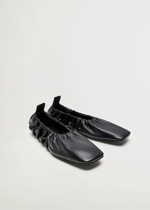 Otro clásico: bailarinas negras fruncidas, perfectas para combinar con todo y para todos los gustos. (39,99 euros).