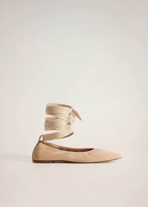 La bailarina más clásica está en la nueva colección de Mango: atada, fruncida, acabada en punta y en color nude para crear ese efecto alargador con el que ganarás unos centímetros de altura. (39,99 euros).