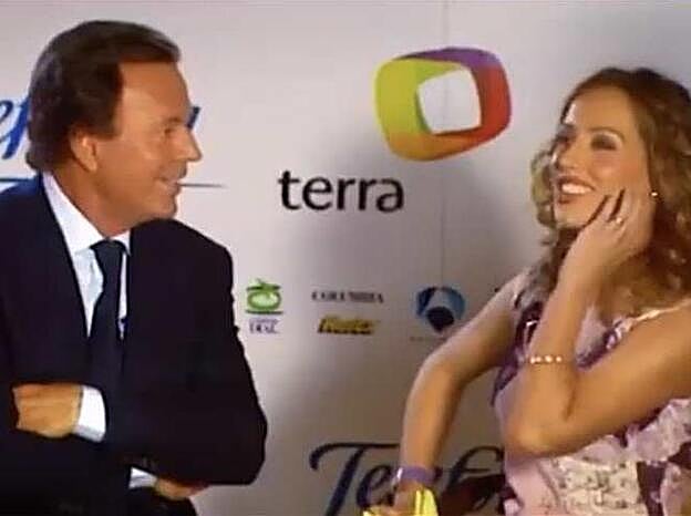 Emma García durante esa entrevista, momento incómodo incluido, a Julio Iglesias.