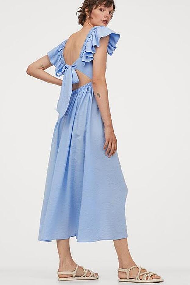 No lleva nido de abeja, pero este vestido azul de H&M con sus volantes tiene el mismo efecto rejuvenecedor.