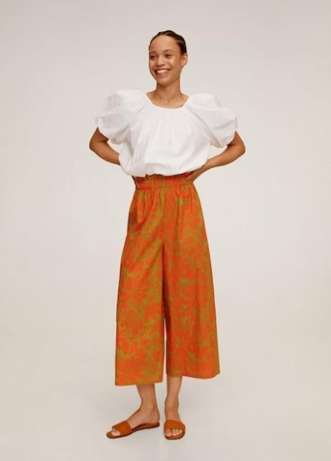 Pantalón culotte de estampado tropical en tonos naranjas, de Mango (29,99 euros).