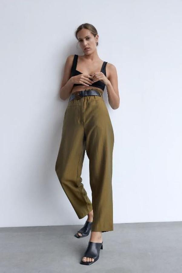 Pantalón slouchy con cinturón en color kaki, de Zara (39,95 euros).