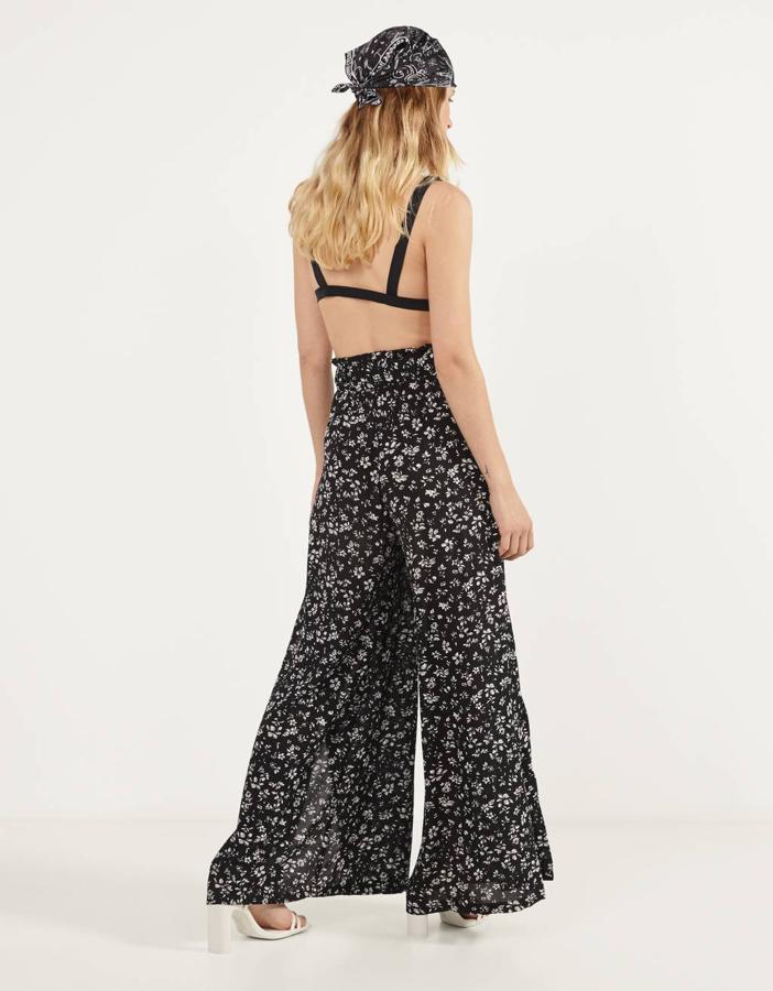 Pantalón wide leg de estampado floral, de Bershka (17,99 euros).