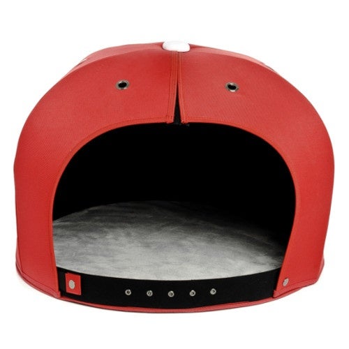 ¿Puede ser más original y divertida esta cama para gatos con forma de gorra? Tiene agujero para que tu mascota se esconda dentro, pero también podrá echarse largas siestas en la parte de arriba. Está  rebajada a 75.99 euros en Tiendanimal .