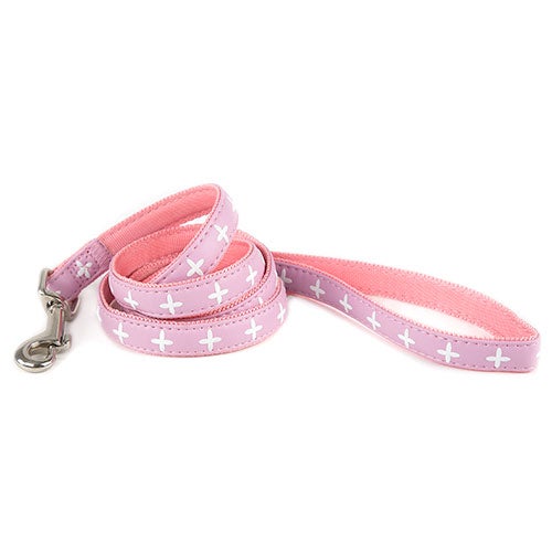 Para las perritas más estilosas hemos elegido esta correa rosa con estampado en blanco en contraste,  rebajada a 6.39 euros en Tiendanimal .