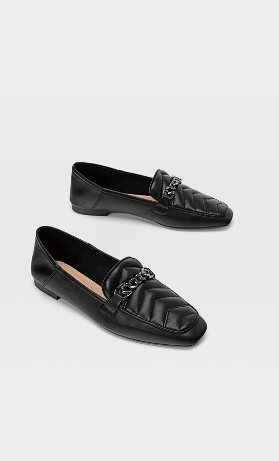 En Stradivarius han lanzado estos mocasines con material acolchado en el empeine y cadena metalizada. En color negro con talón plisado, tienen un precio de 25,99 euros y van a llegar a la web de la firma entre los números 36 y 40.