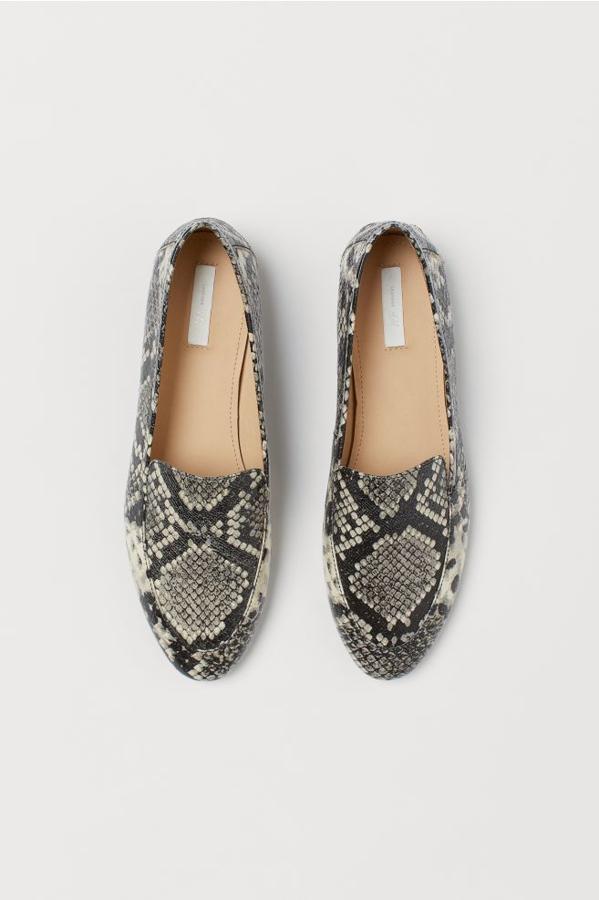 Otra de las apuestas con print de serpiente son estos mocasines de piel de H&M en color gris que cuestan 49,99 euros y podemos encontrar únicamente en los números 40, 41 y 42.