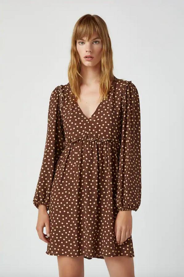 De venta exclusiva en la web de Pull&Bear, este vestido corto con mangas largas de volante en el hombro viene con escote de pico y diseño corto. Cuesta 25,99 euros y estará disponible entre las tallas XS y XL.