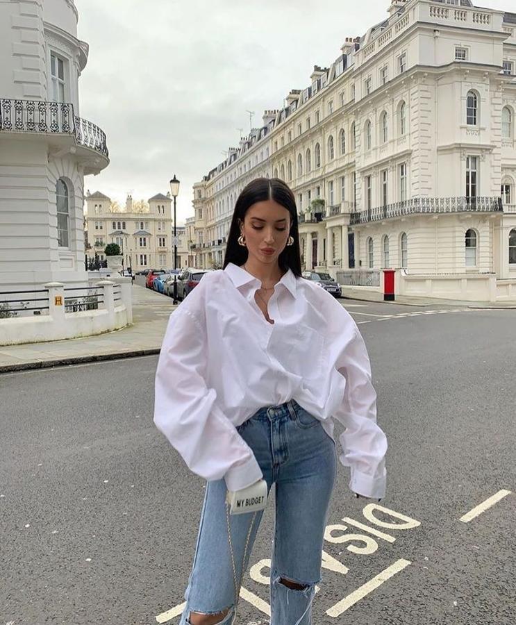 Combina tus vaqueros favoritos con una cmisa de corte maculino, ancha y de manga larga. El corte oversized sienta de maravilla con unos jeans de talle alto y algo más ajustados como ha demsotrado esta influencer.