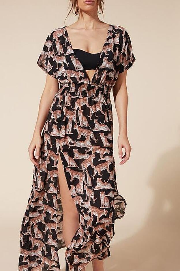 Detalle del maravilloso vestido playero de tigres de Paula Echevarría.