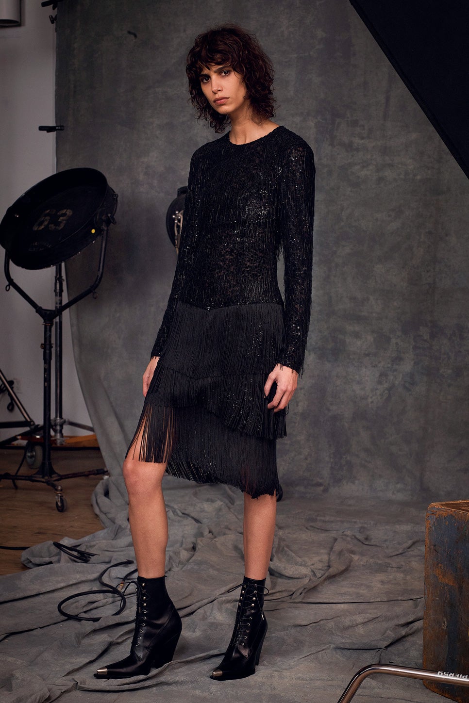 Vestido de manga larga con lentejuelas y flecos de Michael Kors Collection.