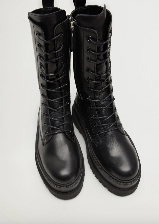 De caña alta, con punta redonda, cierre de cordones y plataforma, estas botas de Mango cuestan 99,99 euros y están disponibles entre los números 36 y 41.