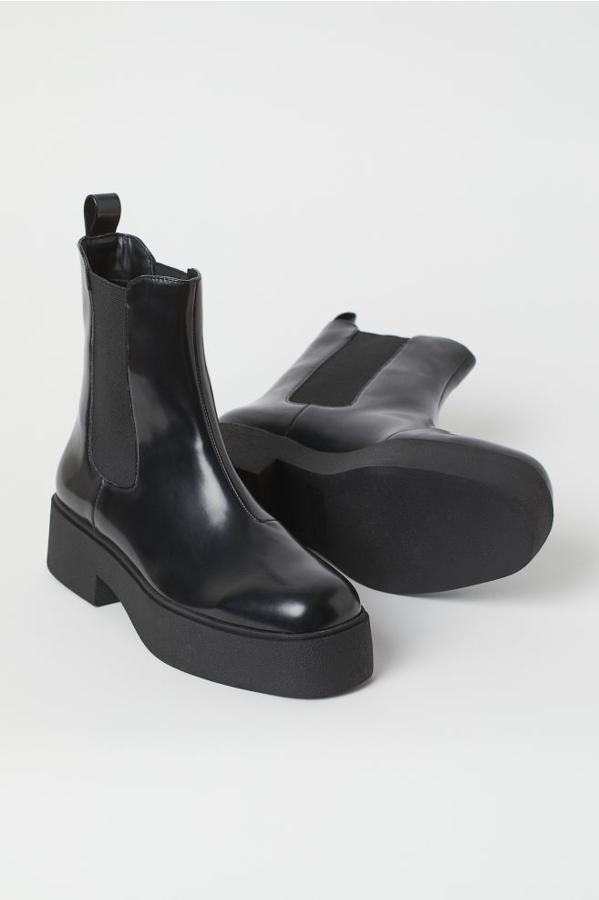 En H&M también han apostado por los elásticos laterales con estas botas en piel sintética con suela gruesa que solo podemos comprar en la web de la firma. Cuestan 34,99 euros y están disponibles entre los números 35 y 42.