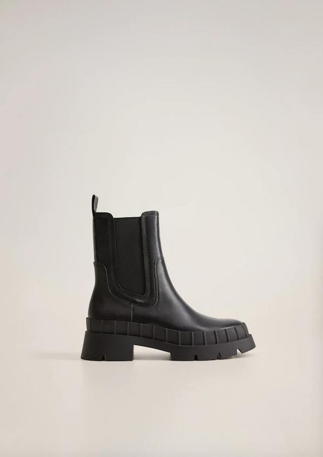 Mango también apuesta por los elásticos laterales en color negro con estas botas de suela track y punta redonda que tienen un precio de 69,99 euros. Estarán disponibles entre los números 36 y 41.
