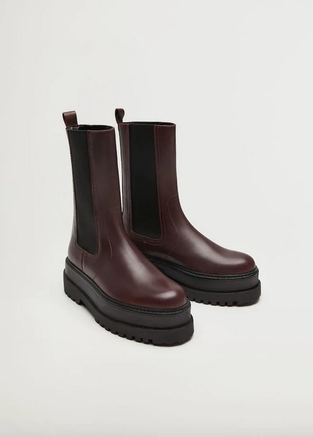En color vino, con elásticos en los laterales, punta redonda y plataforma, estas botas de Mango tienen un precio de 79,99 euros y podemos encontrarlas entre los números 36 y 41.