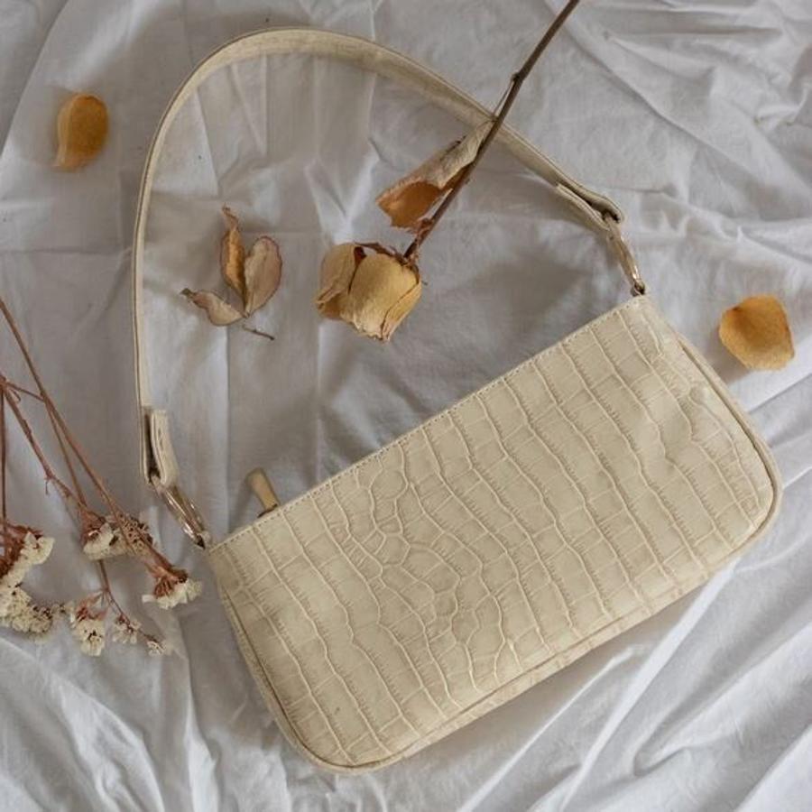 De efecto piel de serpiente y en color beige, de It's Lava (85 euros).