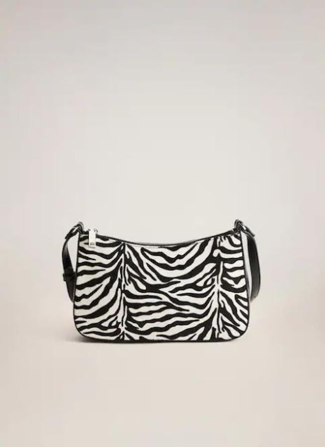 De piel y estampado de cebra, de Mango (29,99 euros).