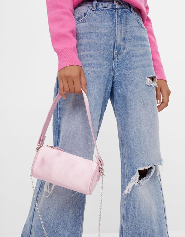En color rosa bebé y tejido satinado, de Bershka (12,99 euros).