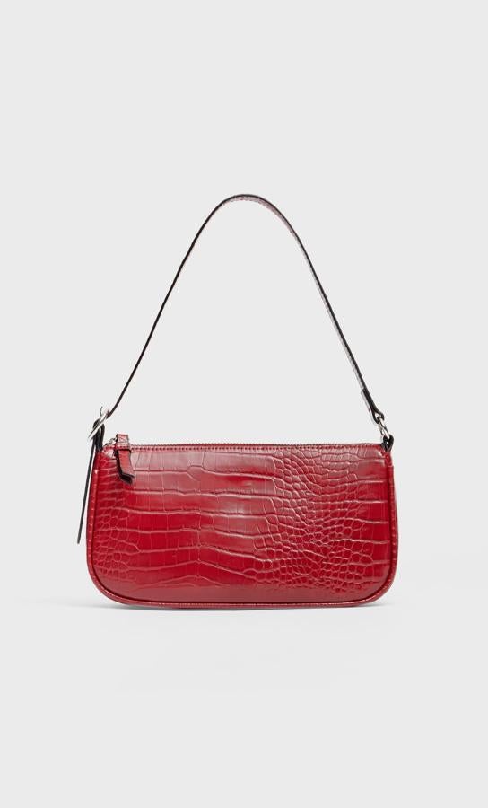 De efecto piel de serpiente, en color rojo, de Stradivarius (15,99 euros).