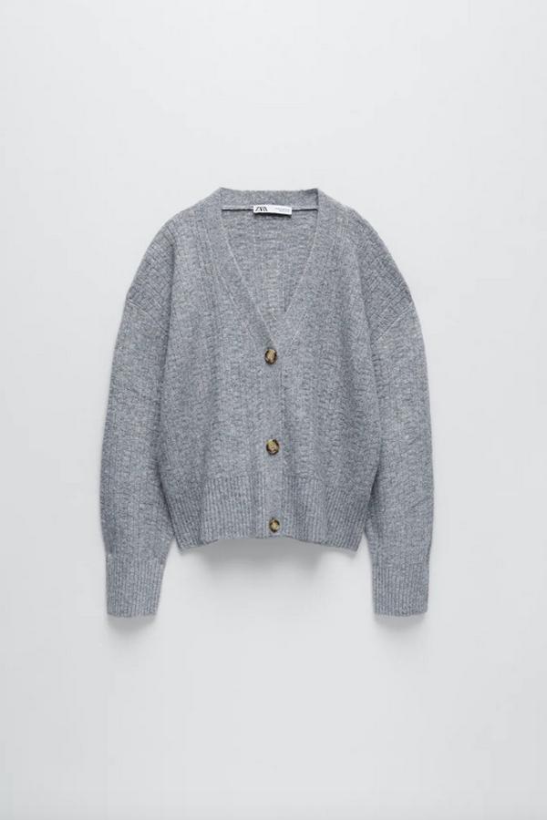 En color gris, confeccionada con tejido en mezcla de lana, esta chaqueta de Zara con escote de pico y manga larga tiene un precio de 25,95 euros y está disponible en las tallas S, M y L.