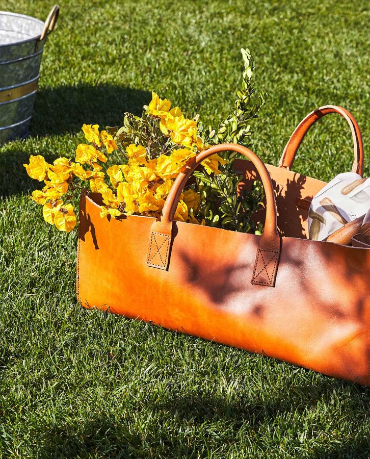 Probablemente nunca habías pensado que necesitabas una bolsa de cosecha. De hecho, es probable que ni siquiera supieras que existen. Pero al ver esta de piel de Zara Home (99.90 euros), necesitas una en tu vida para llevar flores y plantas de un lado a otro de tu jardín. Aunque tu jardín sea un balcón de dos por dos en el centro de la ciudad...