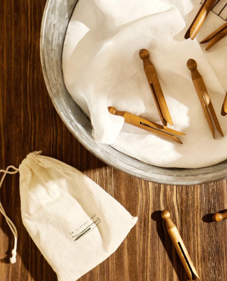 Si eras de las que hacía una bonita colada conjuntando el color de las pinzas con el de la ropa que tendías, puedes pasar a un nivel superior con las pinzas de madera de estilo vintage que venden en Zara Home. El paquete de 20 unidades cuesta 9.95 euros.