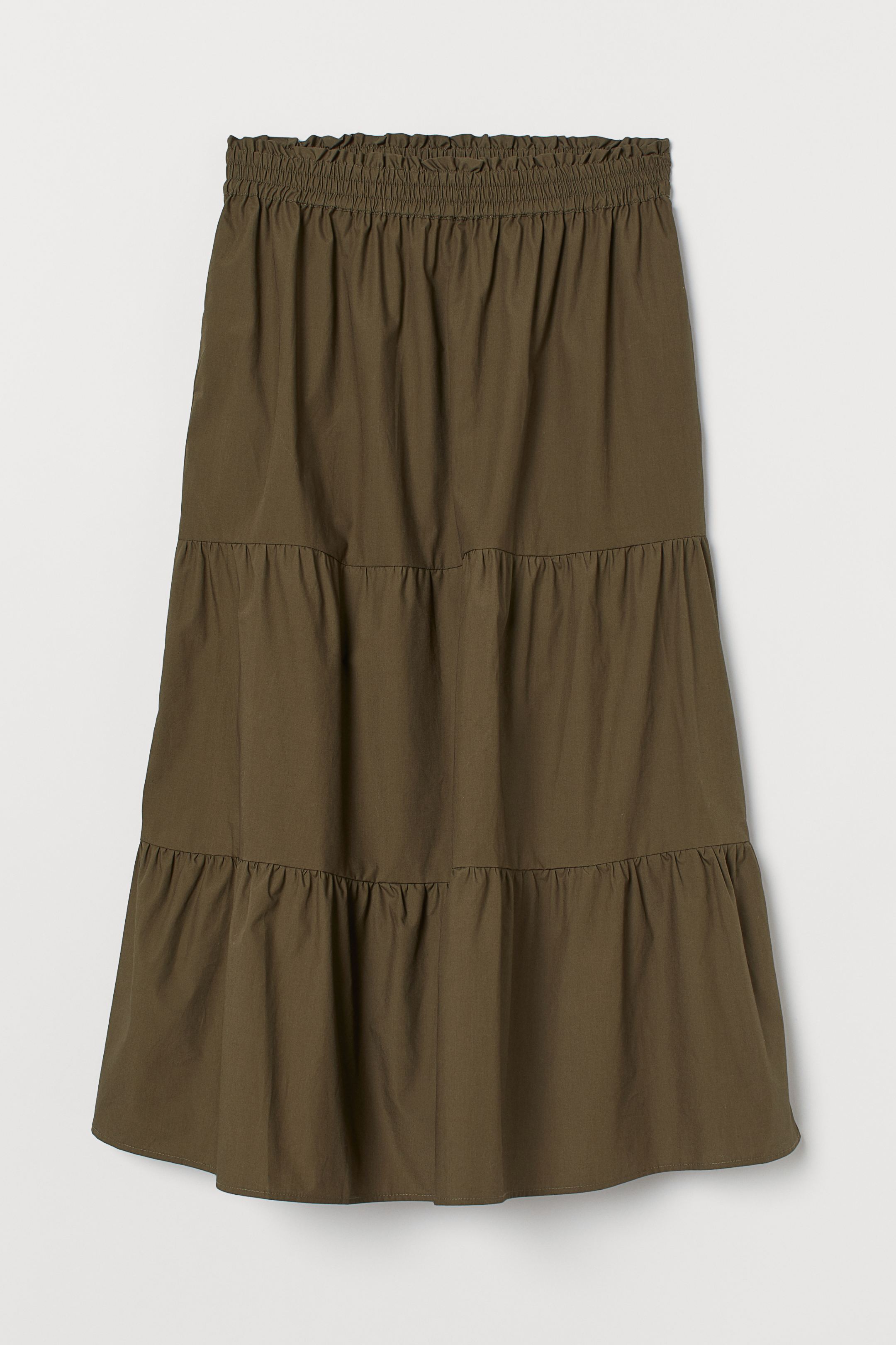 Falda midi acampanada con paneles maxi volumen en color caqui de H&M. (29,99 euros).