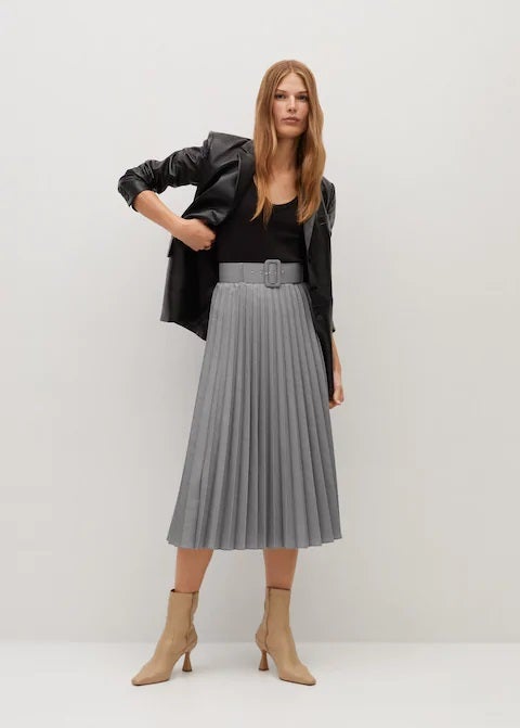 Falda gris plisada con cinturón, la opción perfecta para ir de la oficina a las terrazas sin cambios. (39,99 euros).