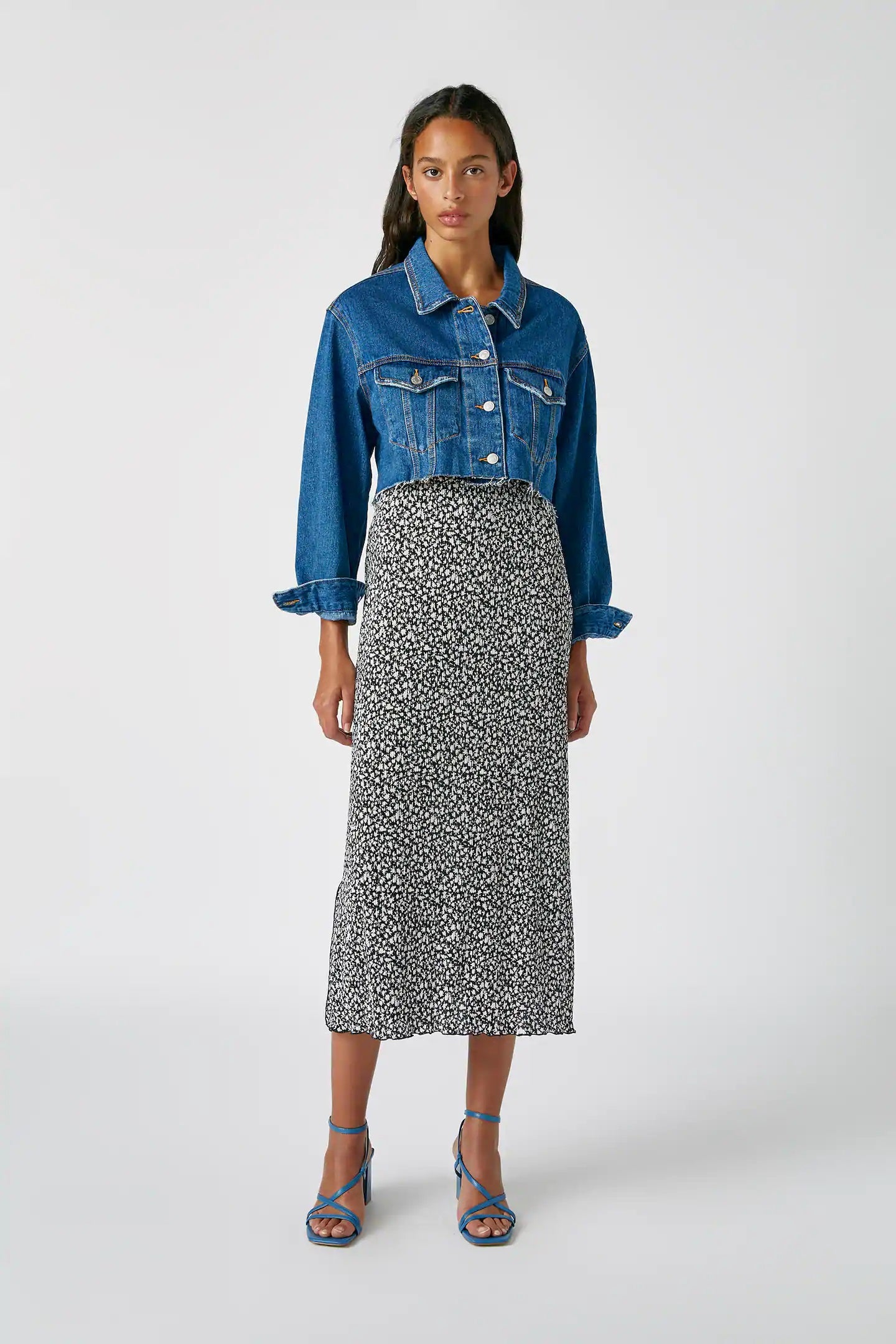 Falda lisa con estampado de flores en blanco y negro de la nueva colección de Pull&Bear. (17,99 euros).