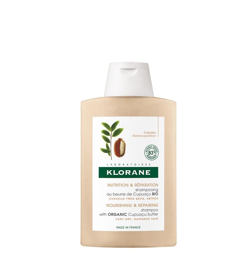 La manteca extraída de las semillas del árbol de cupuaçu, rica en ácidos grasos Omega 6 y 9 y 1,4 veces más reparadora que la manteca de karité, proporciona propiedades ultranutritivas. Este activo mantener el agua naturalmente presente en la epidermis de la fibra capilar. La fórmula de este producto es biodegradable, 83% natural, vegana y sin siliconas.  Champú Cupuaçu Bio de Klorane  (8,85 €). 