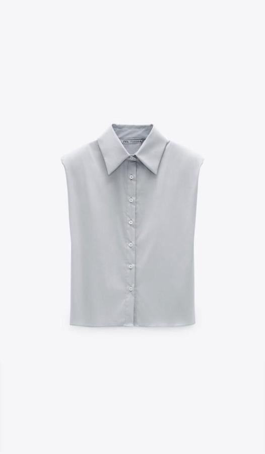 Camisa sin mangas y con hombreras en gris claro (29,95 euros).