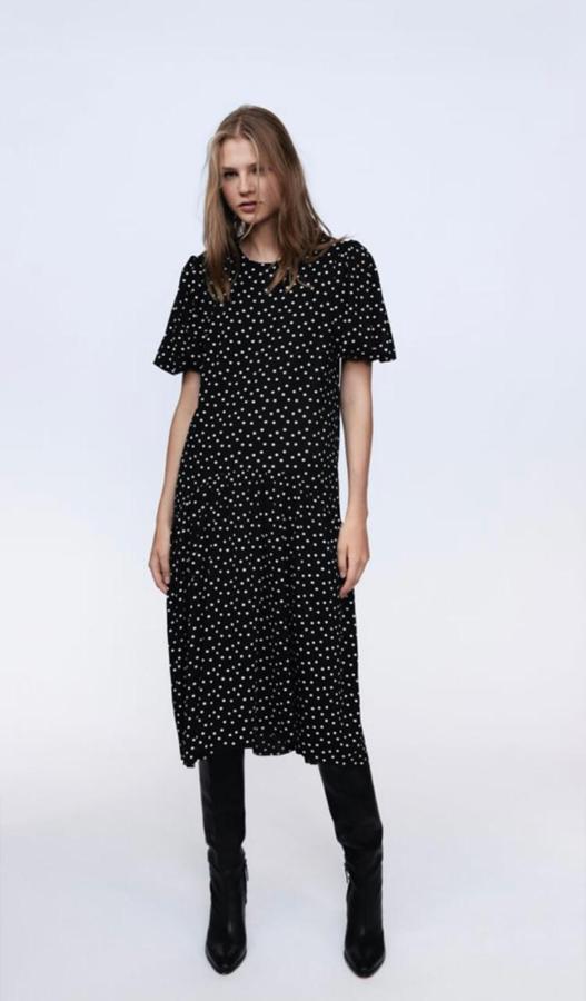 Vestido de lunares negro, midi y de manga corta (19,95 euros).