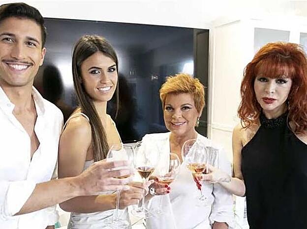 Terelu junto a los compañeros con los que compartirá programa.