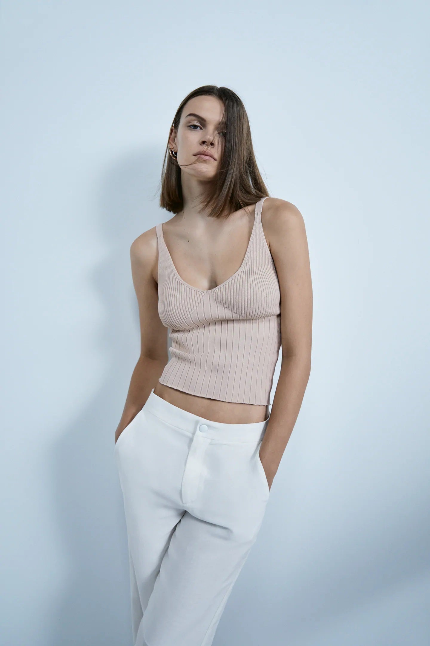 Otra versión, top canalé en beige de Zara. (17,95 euros).