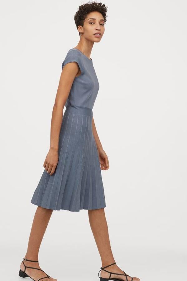 Confeccionado en punto fino grueso, con escote de barco y mangas japonesas, este vestido en azul grisáceo viene con cintura entallada y falda plisada con vuelo. Cuesta 49,99 euros y está disponible entre las tallas XS y XXL.