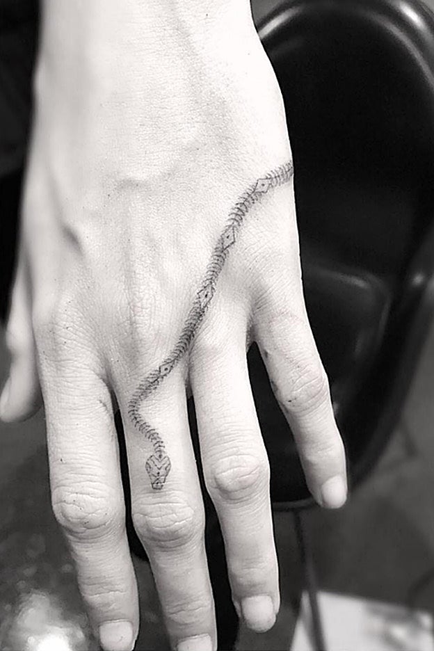 La fantástica serpiente de cara Delevingne.