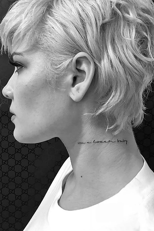 Aunque es pequeño, este tatuaje de Halsey es impactante.
