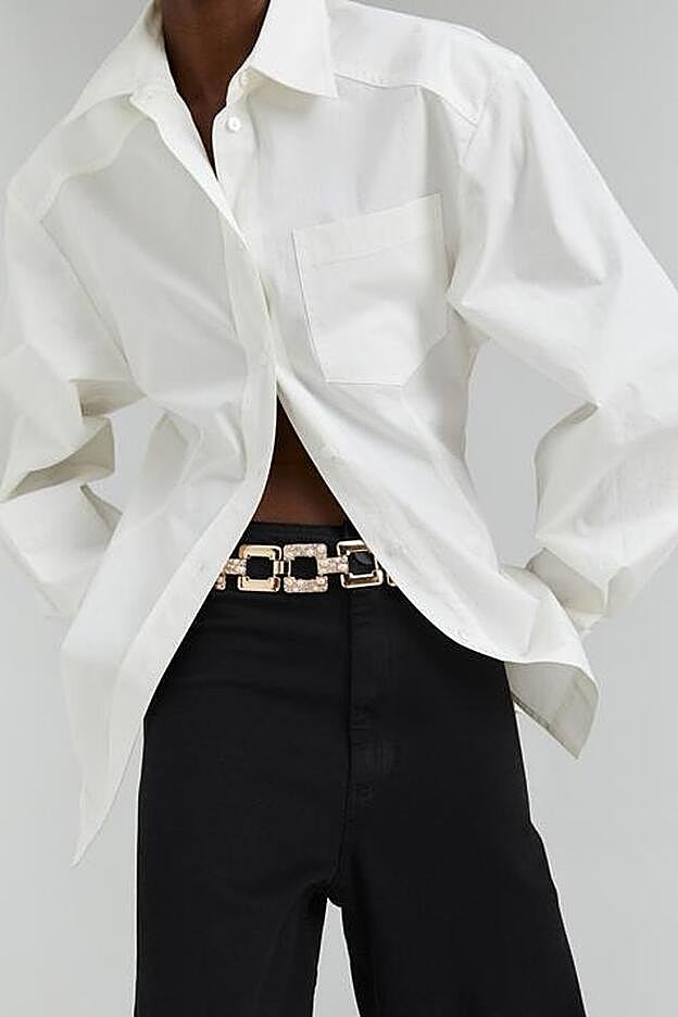 Cinturón decorado de Sfera, con eslabones metálicos y perlas.