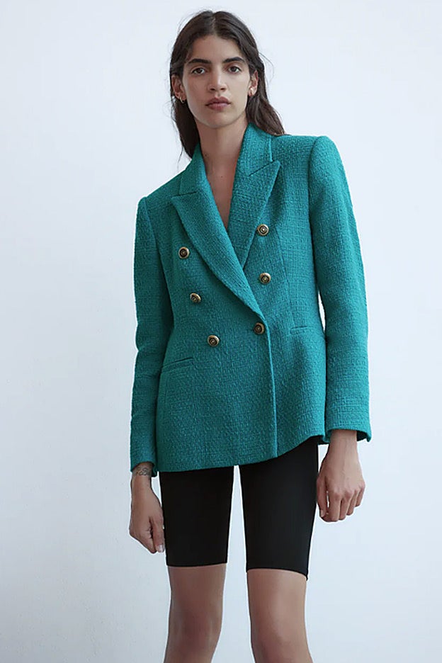 Americana entallada de Zara con hombreras color esmeralda.