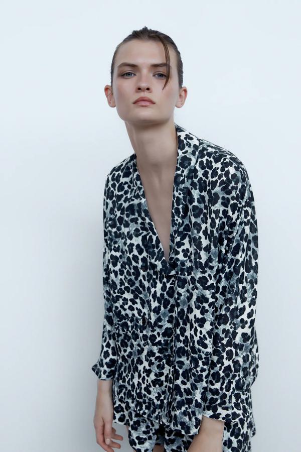 El 'animal print' siempre vuelve, y esta blusa estampada nos parece ideal. Sobre todo, porque cuesta 12.99 euros en Zara.