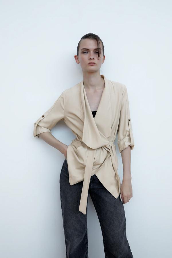 Una chaqueta de entretiempo como esta sahariana fluida en color arena es básica para esos días en los que empieza a refrescar. Esta de los Special Prices de Zara cuesta 19.99 euros.