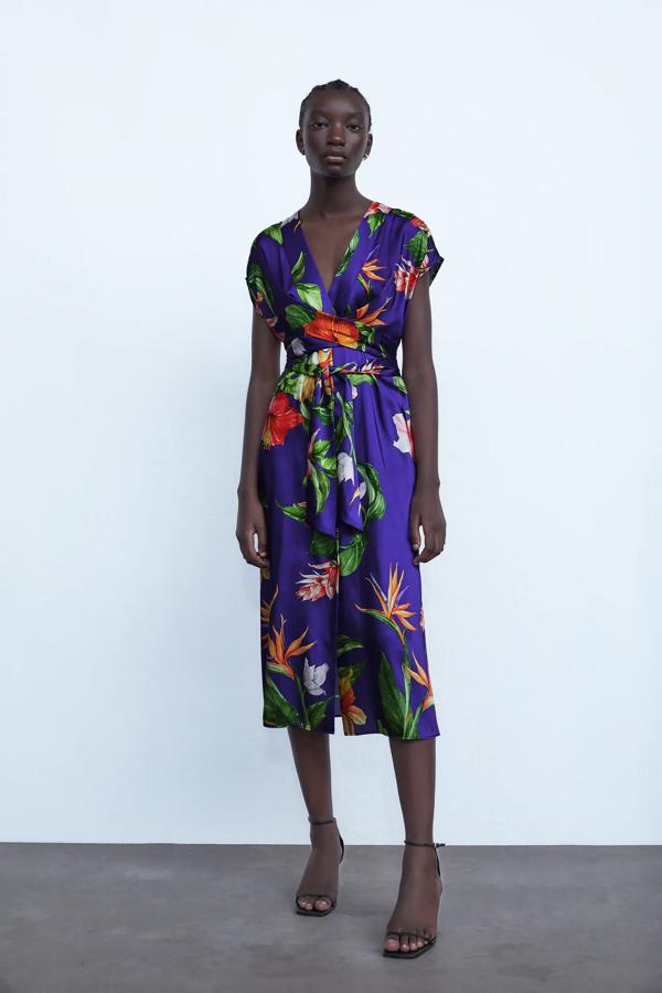 No renuncies al color y a los estampados solo porque termina el verano. Este vestido midi con print tropical potenciará el bronceado que has ganado los últimos meses. Su precio, 19.99 euros en los Special Prices de Zara.